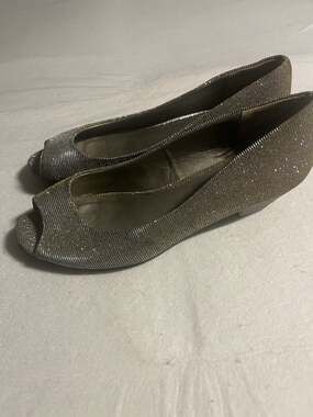 CL by Laundry Women’s Gold Glitter Peep Toe Low Block Heel Pumps Size 6.5